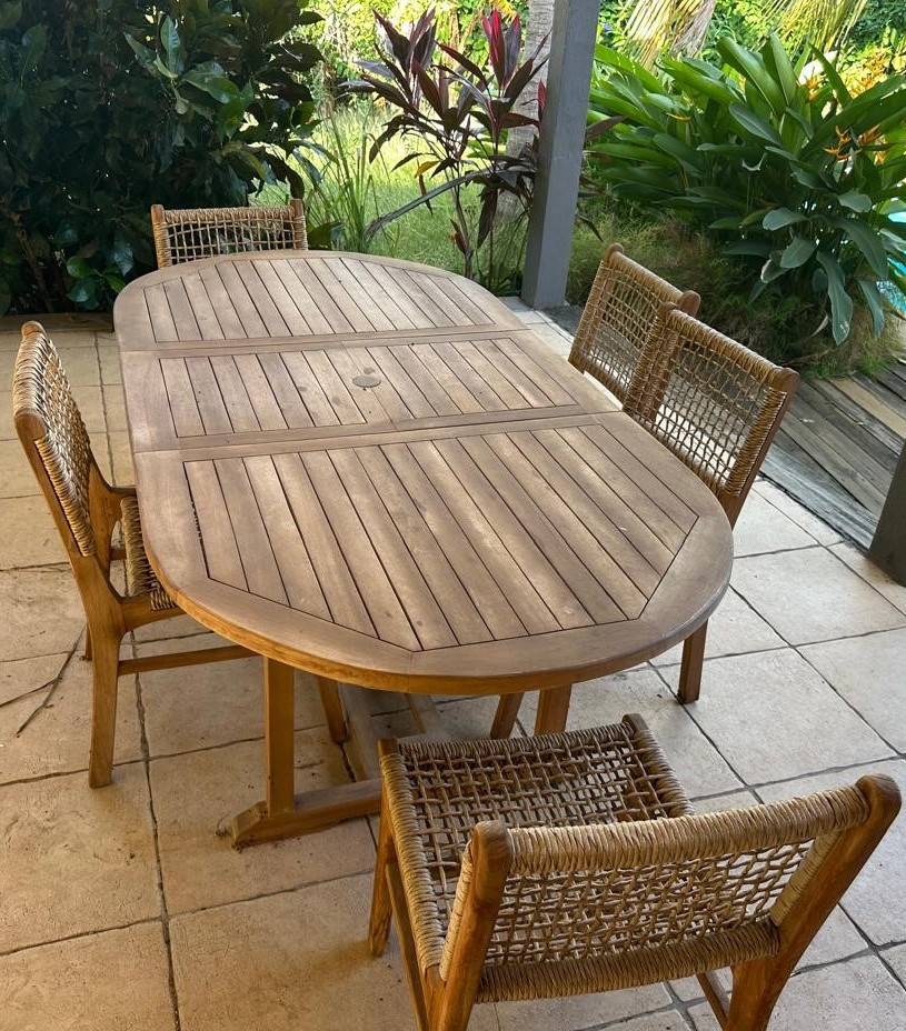 Privé : TABLE DE JARDIN + 5 CHAISES